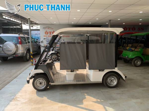 Xe điện chở khách trong khu du lịch biển có gắn rèm che