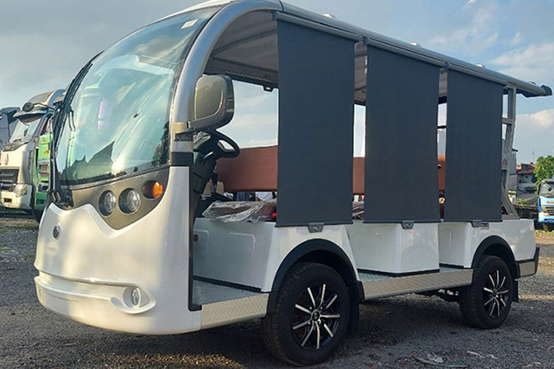 Lắp đặt thêm rèm che mưa, kính chắn gió cho xe golf