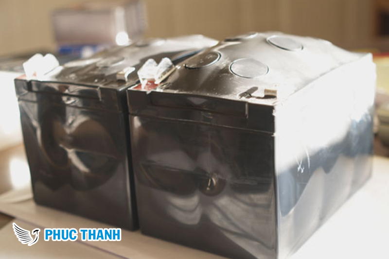Khi Nào Cần Thay Thế Bình Ắc Quy/Pin Mới Cho Xe Điện Homestay? 3 Bình ắc quy cũ đã bị phồng rộp