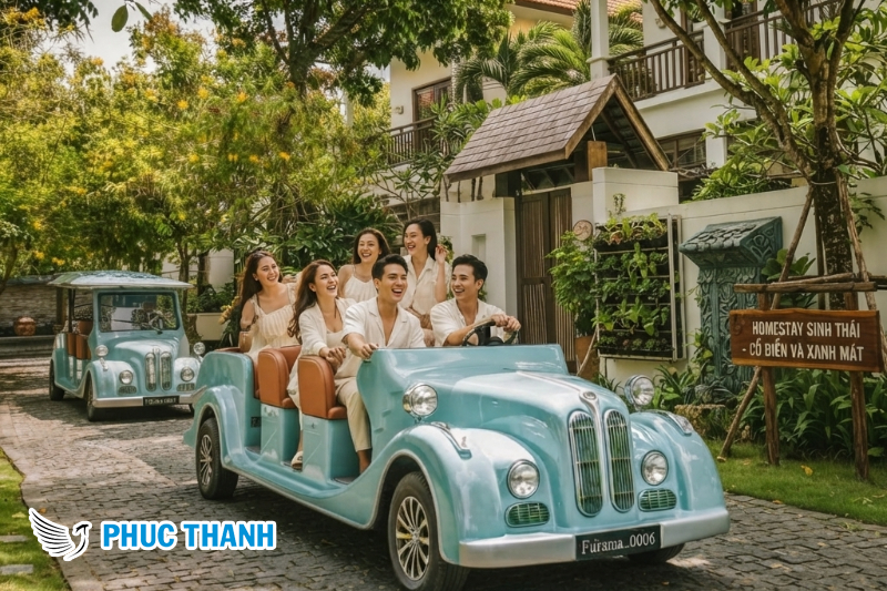 Khách Hàng Đánh Giá Thế Nào Về Trải Nghiệm Di Chuyển Bằng Xe Điện tại Homestay? 3 Nhóm bạn trẻ rạng rỡ trải nghiệm chiếc xe điện dáng cổ điển dạo quanh cung đường rợp bóng cây tại một homestay.