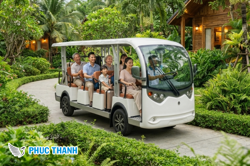 Sự Khác Biệt Giữa Homestay Có Xe Điện Đưa Đón và Homestay Truyền Thống 4 Chiếc xe điện hiện đại của homestay đang đưa đón gia đình du khách giữa khung cảnh thiên nhiên xanh mát