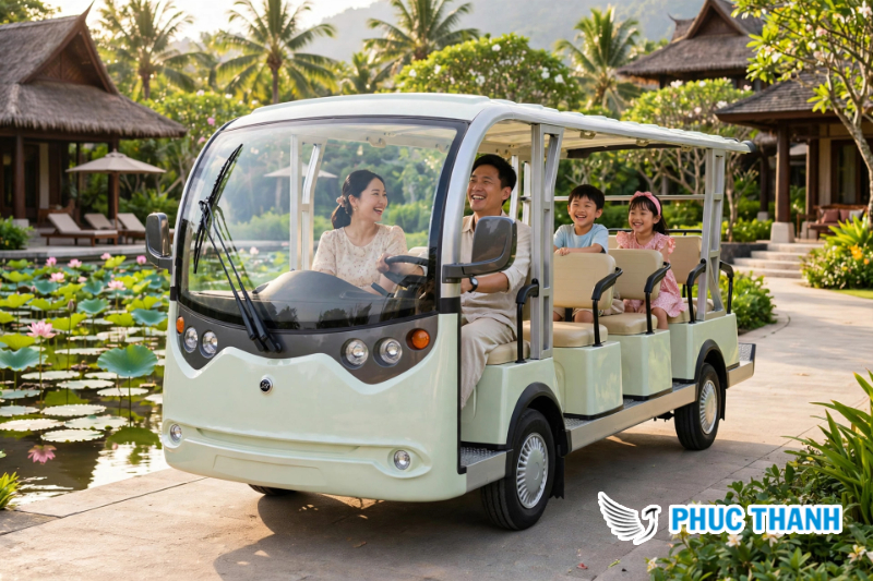 Du khách gia đình mỉm cười thư thái trải nghiệm xe điện trong khu nghỉ dưỡng tràn ngập ánh nắng.